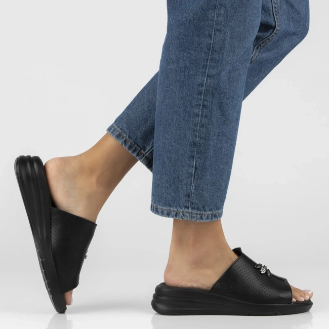 Černé kožené pantofle Filippo DK7644/26 BK