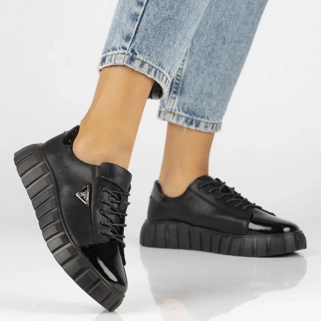 Černé kožené sneakersy Filippo DP4138/25 BK