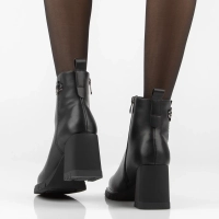 Černé kožené kotníkové boty na podpatku Filippo DBT8187/26 BK